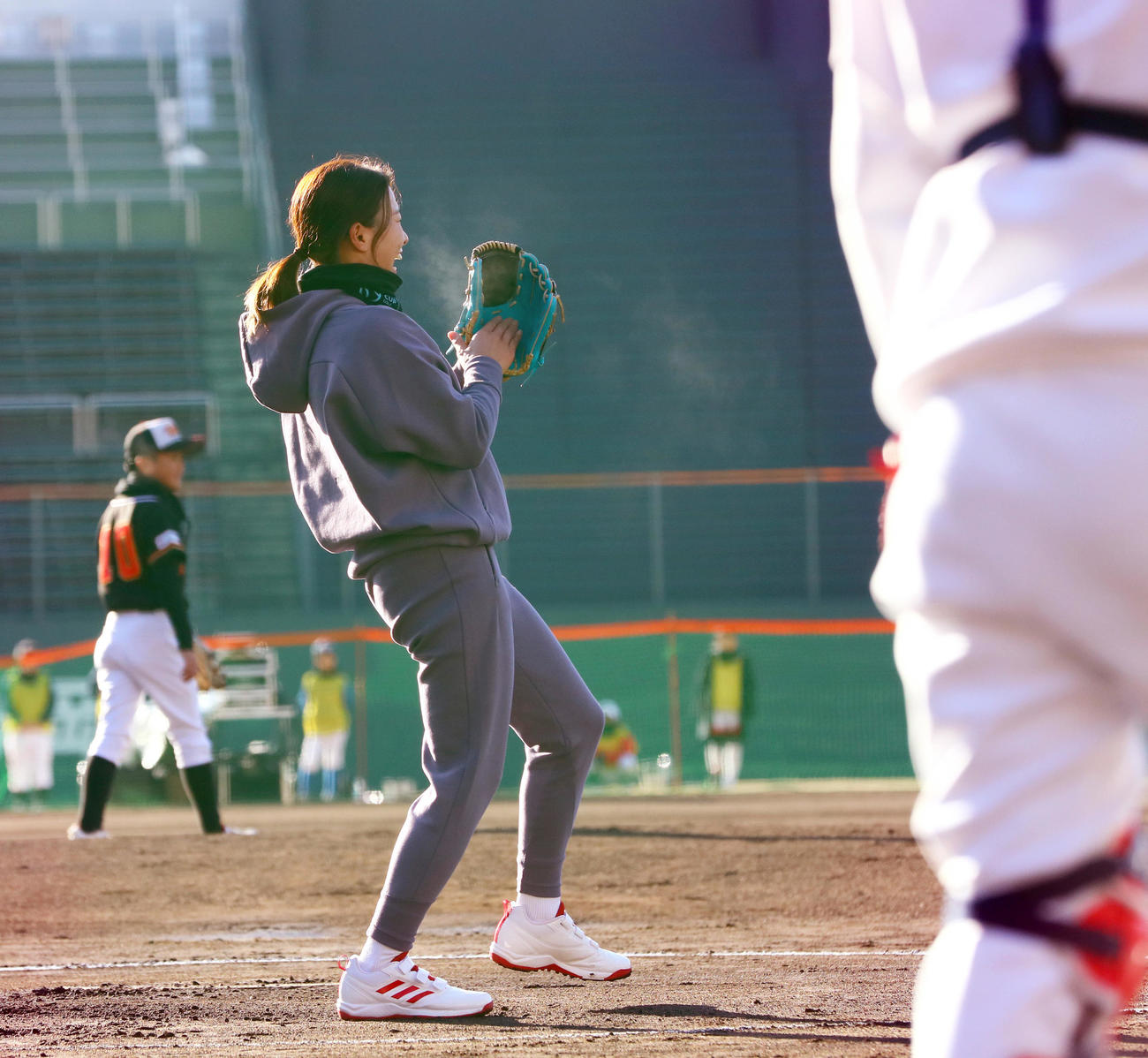 始球式で渋野日向子は北京・東京五輪ソフトボール金メダリストの山田恵里氏に挑むが右前打を打たれる（撮影・上山淳一）