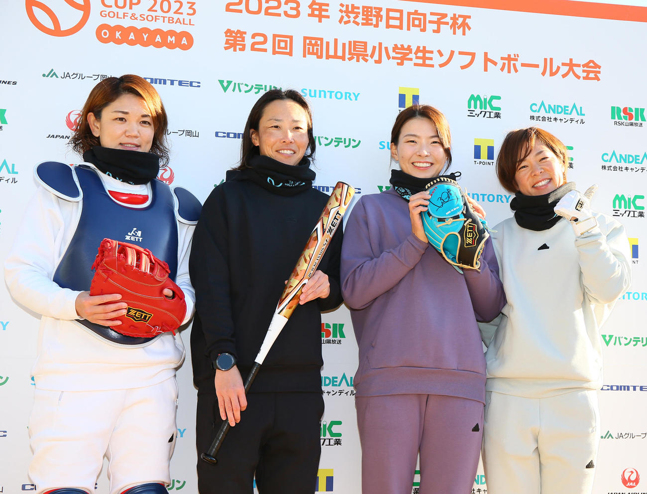 フォトセッションで笑顔を見せる、左から渋野日向子のマネージャー田谷美香子氏、北京・東京五輪ソフトボール金メダリストの山田恵里氏、渋野日向子、東京五輪ソフトボール金メダリストの原田のどか（撮影・上山淳一）