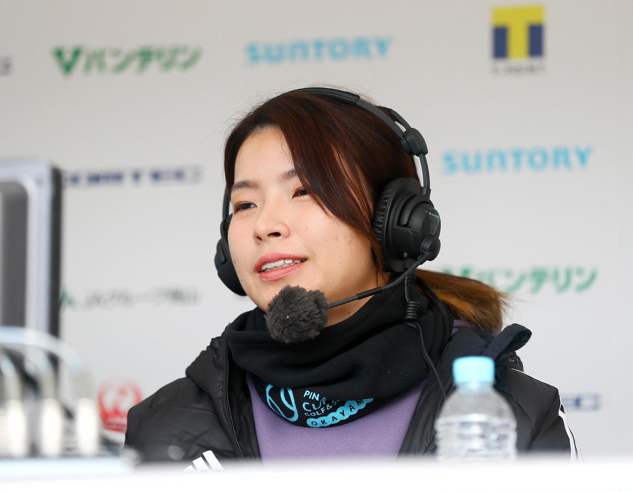 ソフトボール大会の解説をする渋野日向子（撮影・上山淳一）