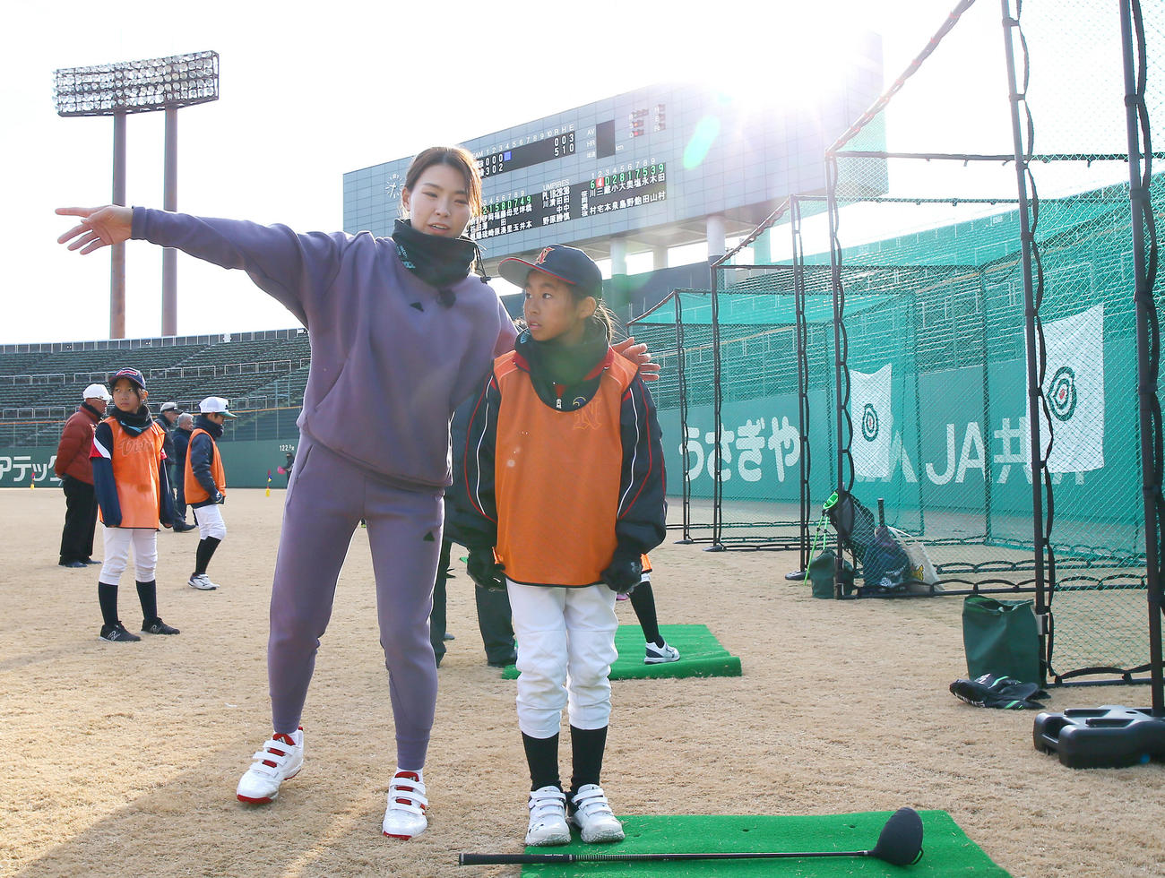 スナッグゴルフ教室で小学生にアドバイスする渋野日向子（撮影・上山淳一）