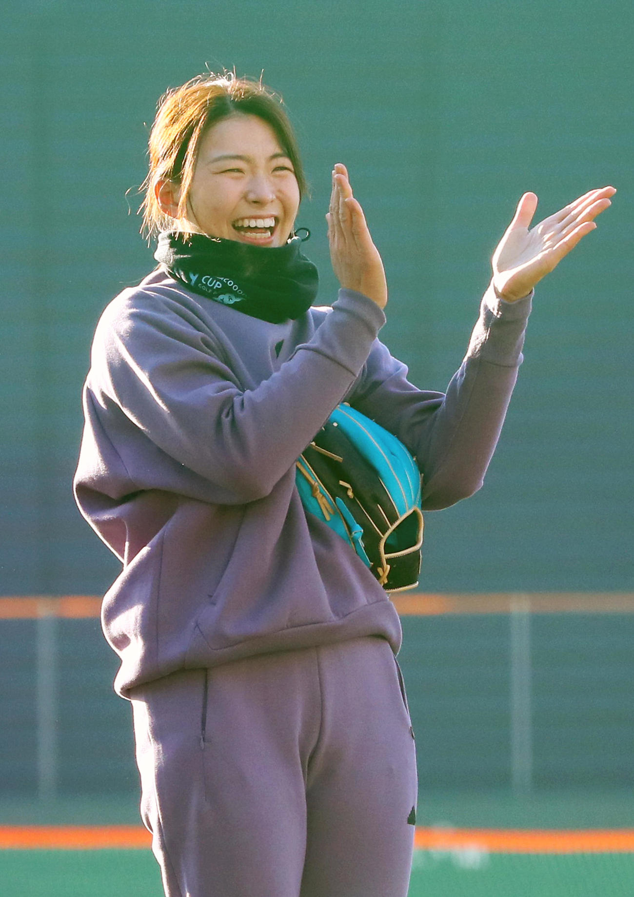 始球式で投球し、笑顔を見せる渋野日向子（撮影・上山淳一）