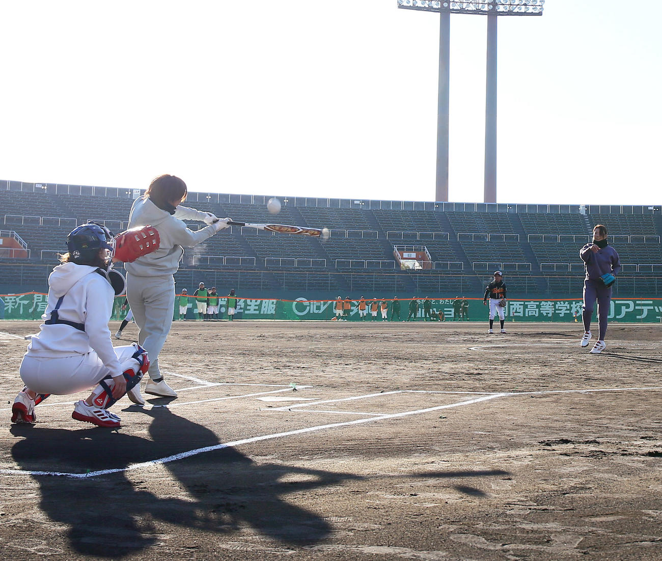始球式で東京五輪ソフトボール金メダリストの原田のどかを三邪飛に仕留める渋野日向子（撮影・上山淳一）