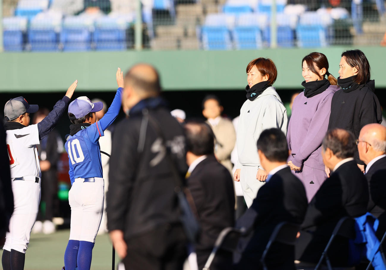 子供たちの選手宣誓を聞く渋野日向子（右から2人目）。右は北京・東京五輪ソフトボール金メダリストの山田恵里氏、右から3人目は東京五輪ソフトボール金メダリストの原田のどか（撮影・上山淳一）