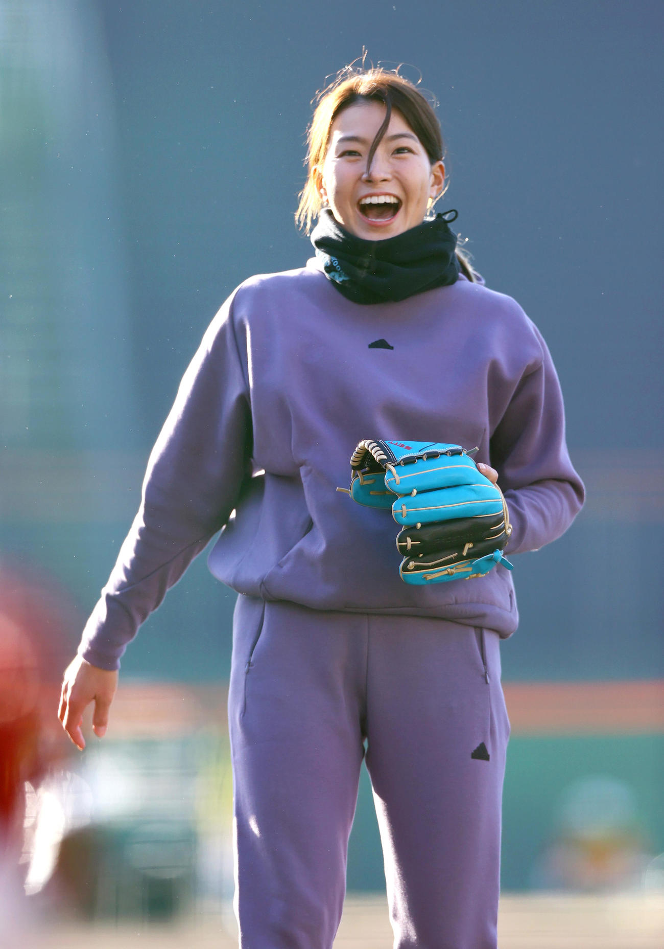始球式で投げる渋野日向子（撮影・上山淳一）
