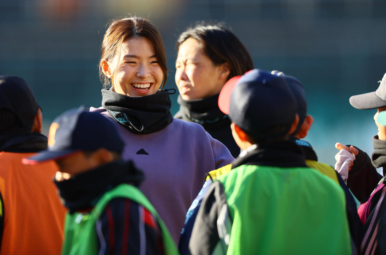小学生と笑顔で話す渋野日向子（撮影・上山淳一）