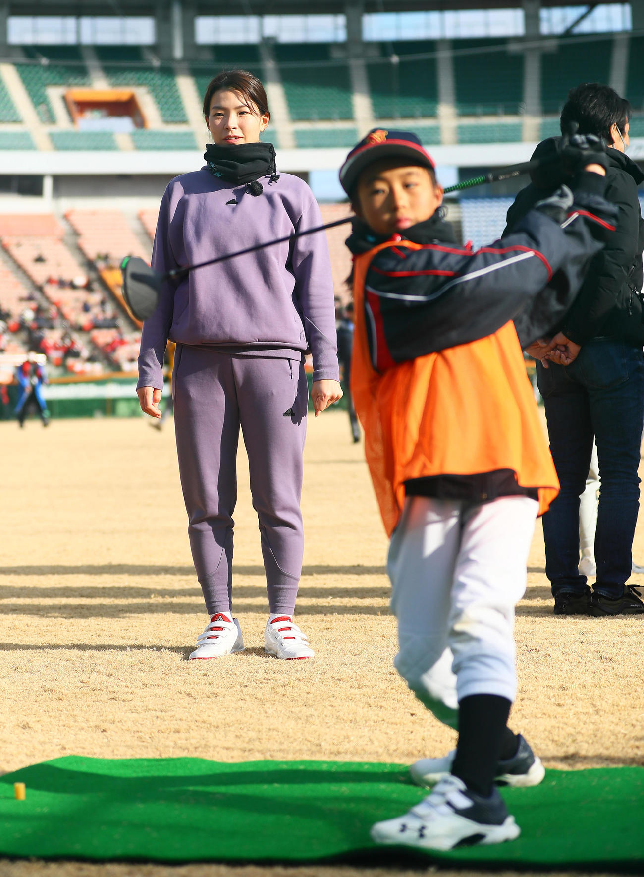 スナッグゴルフ教室で小学生のプレーを見つめる渋野日向子（撮影・上山淳一）