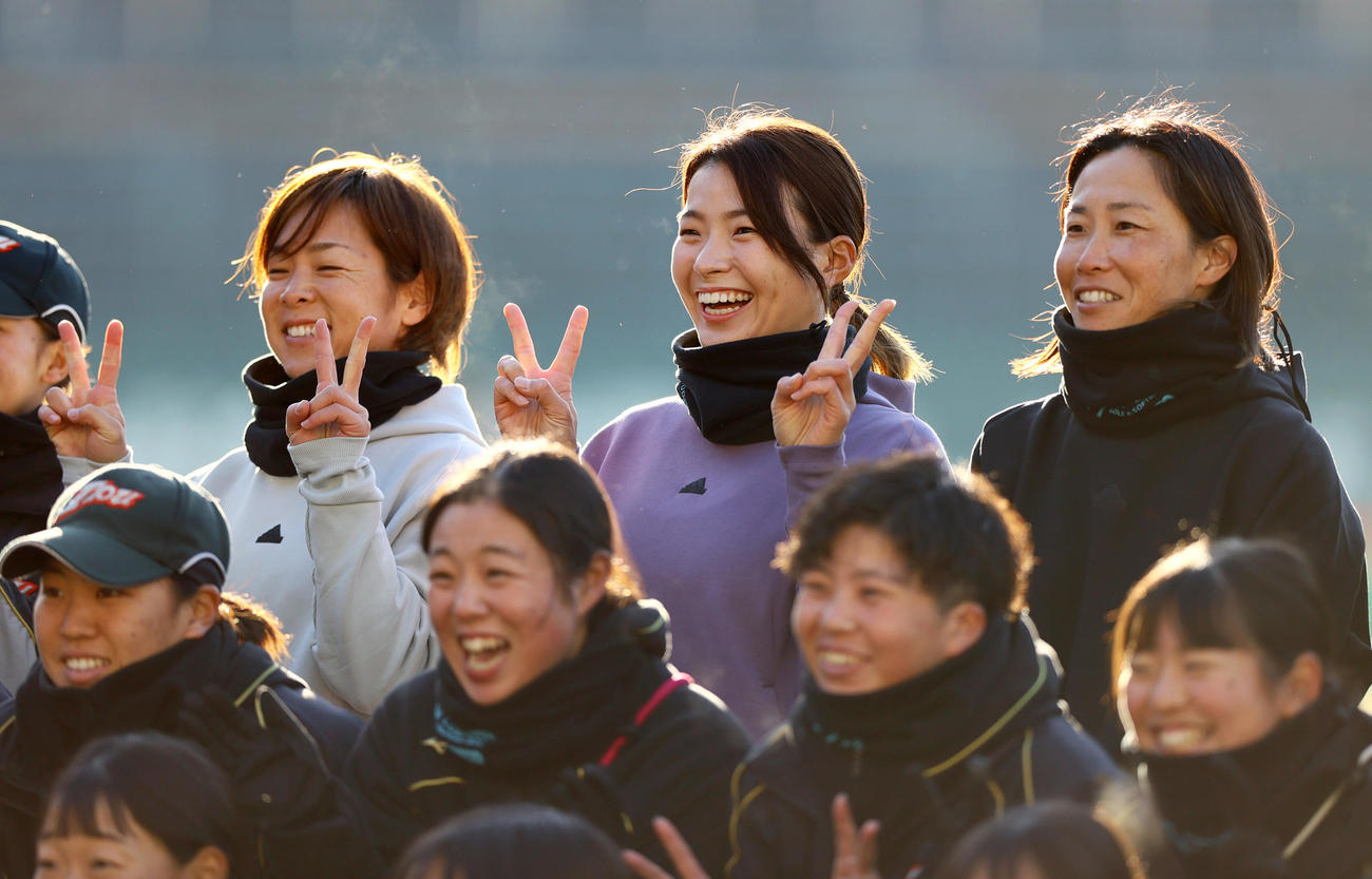 子どもたちと記念撮影する渋野日向子（後列中央）。同左は東京五輪ソフトボール金メダリストの原田のどか、同右は北京・東京五輪ソフトボール金メダリストの山田恵里氏（撮影・上山淳一）
