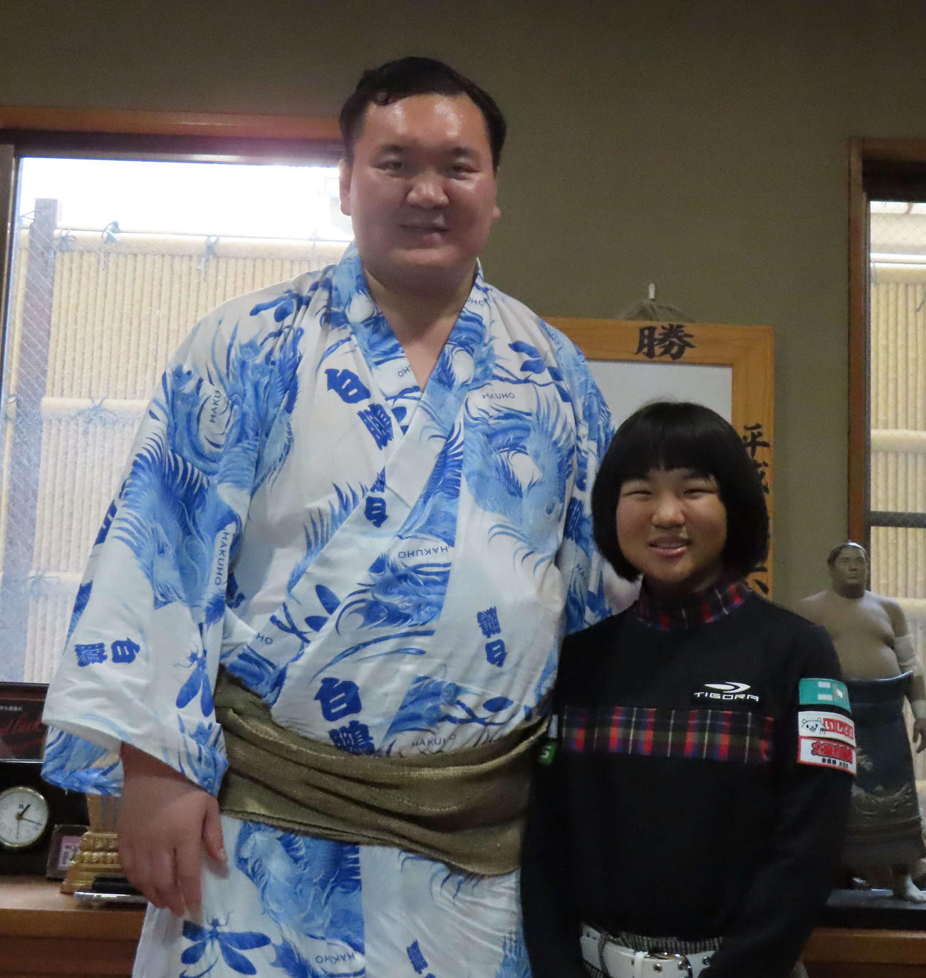 記念撮影応じた宮城野親方（左）と須藤