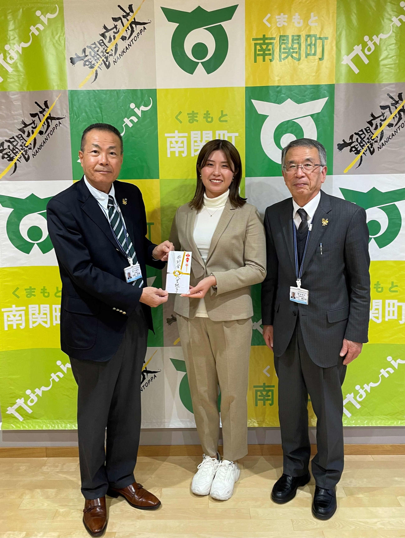 佐藤町長（左）と大里（外部提供）