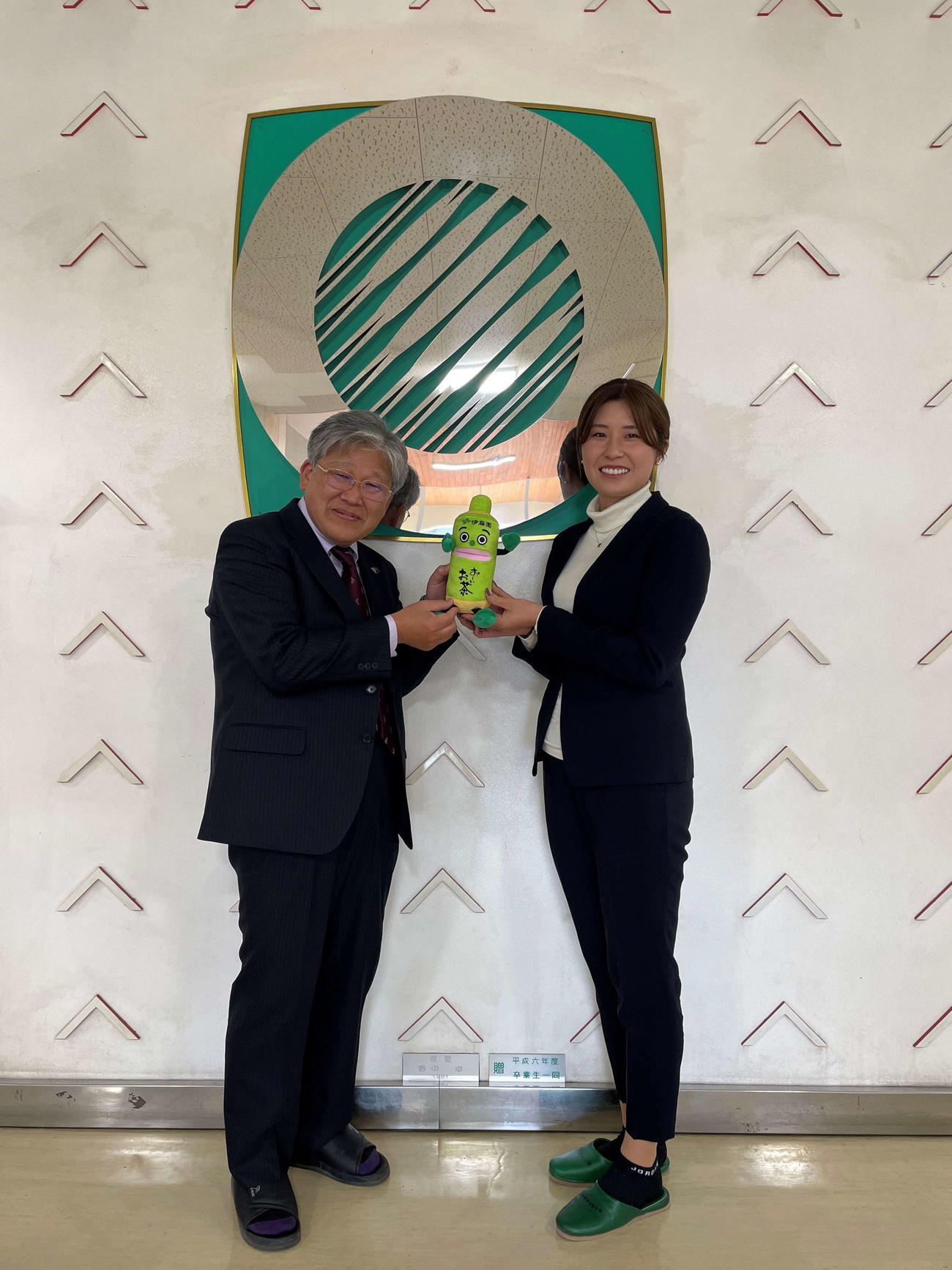 谷口校長（左）と大里（外部提供）
