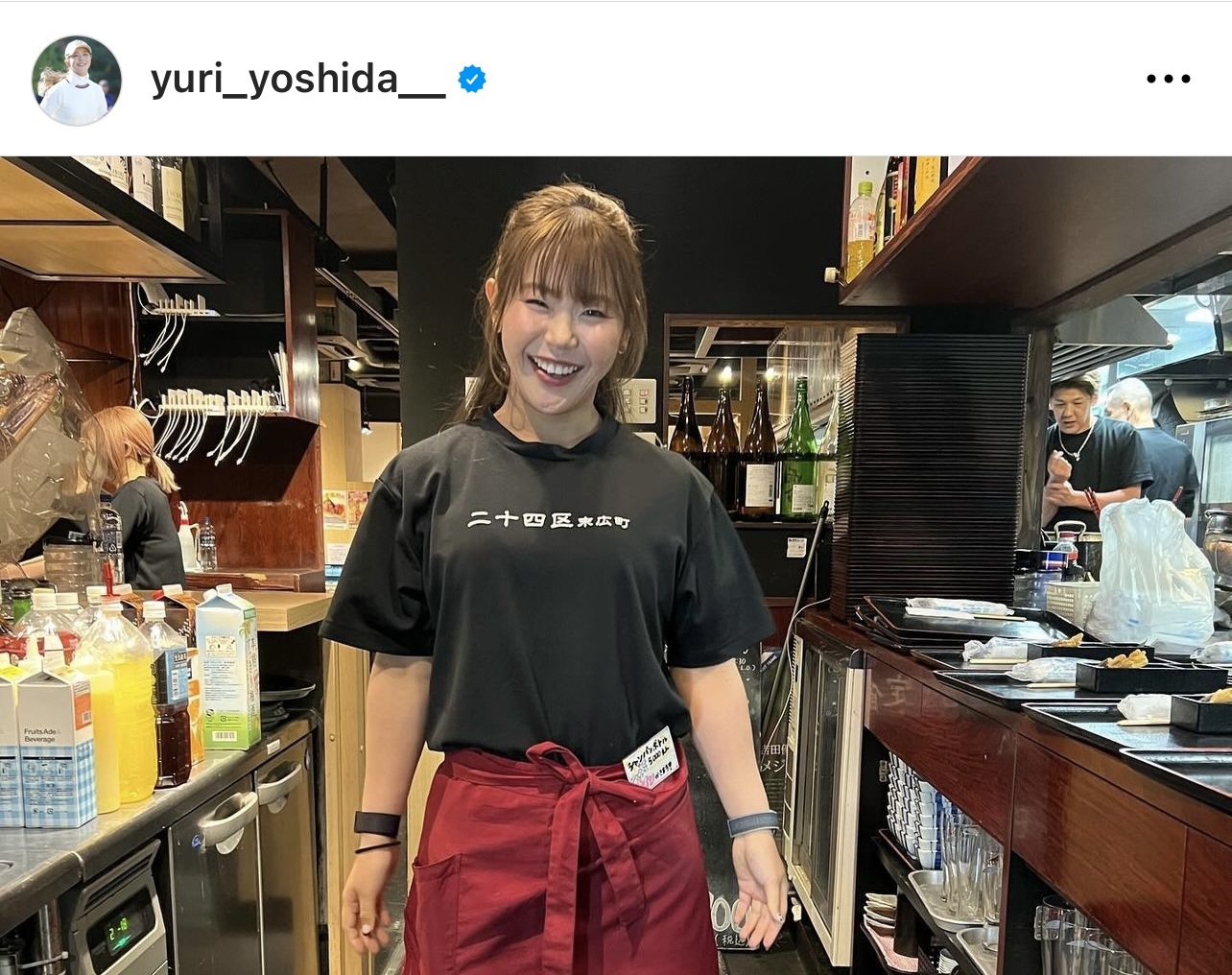 Tシャツにエプロンを着けた吉田優利（吉田優利のインスタグラムから）
