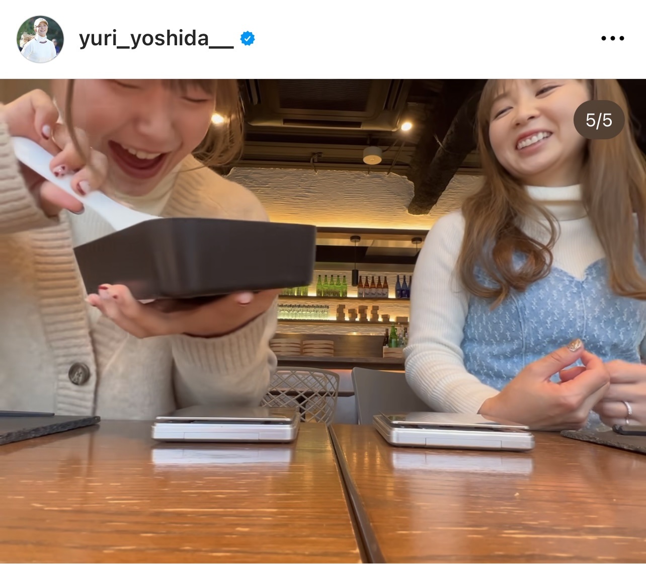 手まり寿司を作る過程で爆笑する吉田優利（吉田優利のインスタグラムから）