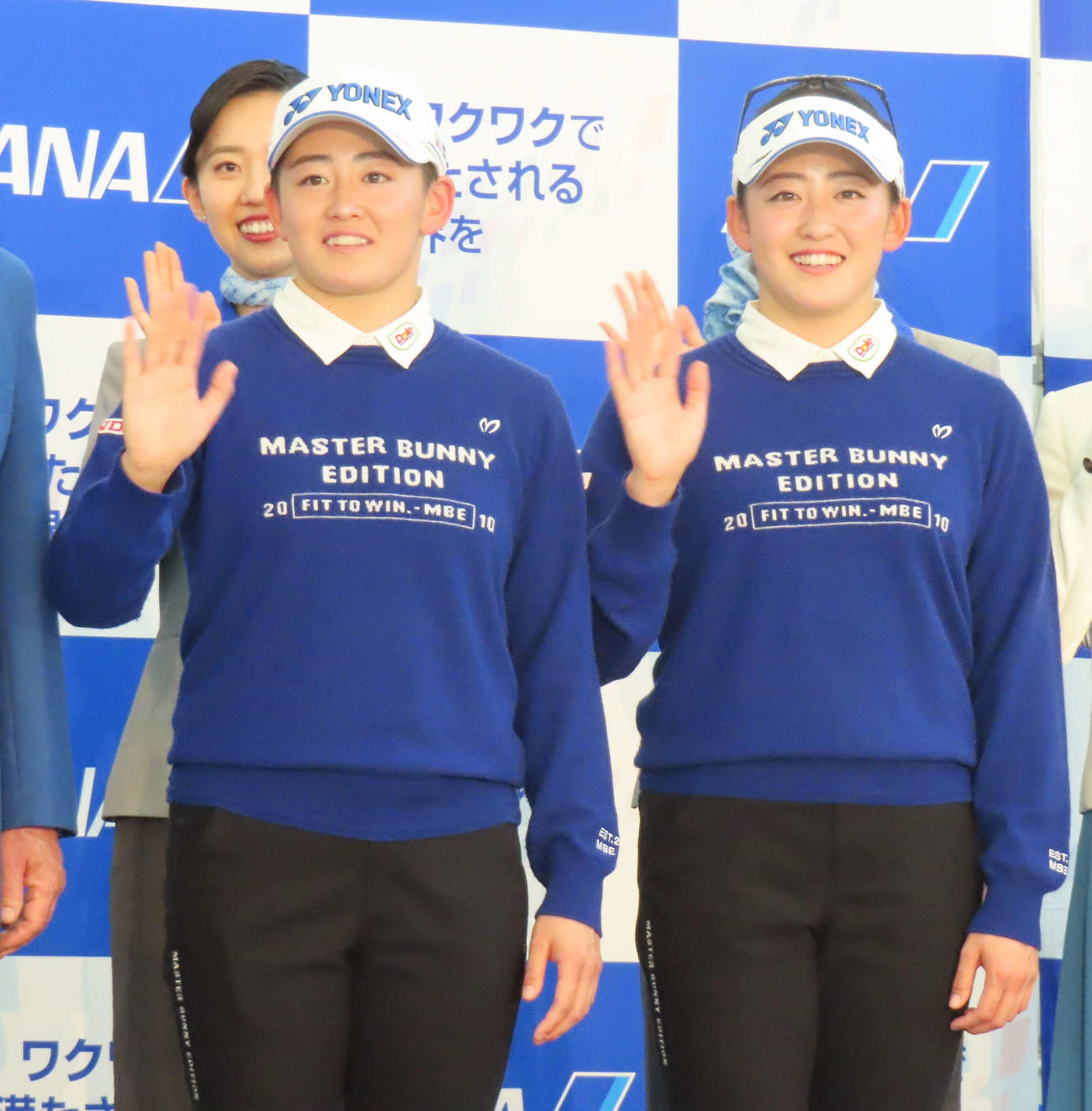 カメラに向かって手を振る岩井明（左）と岩井千