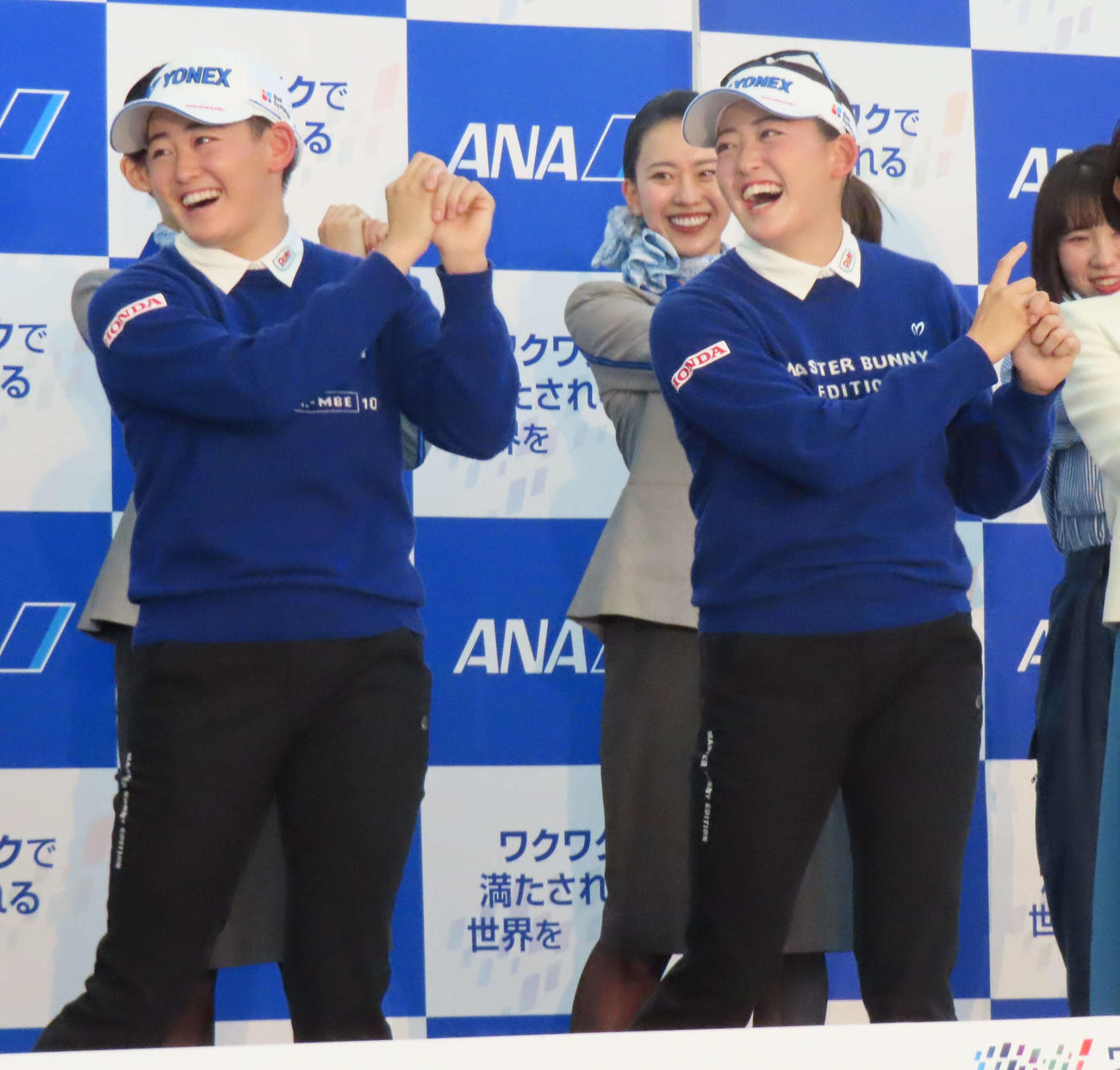 ショット風のポーズを決め笑顔を見せる岩井明（左）と岩井千