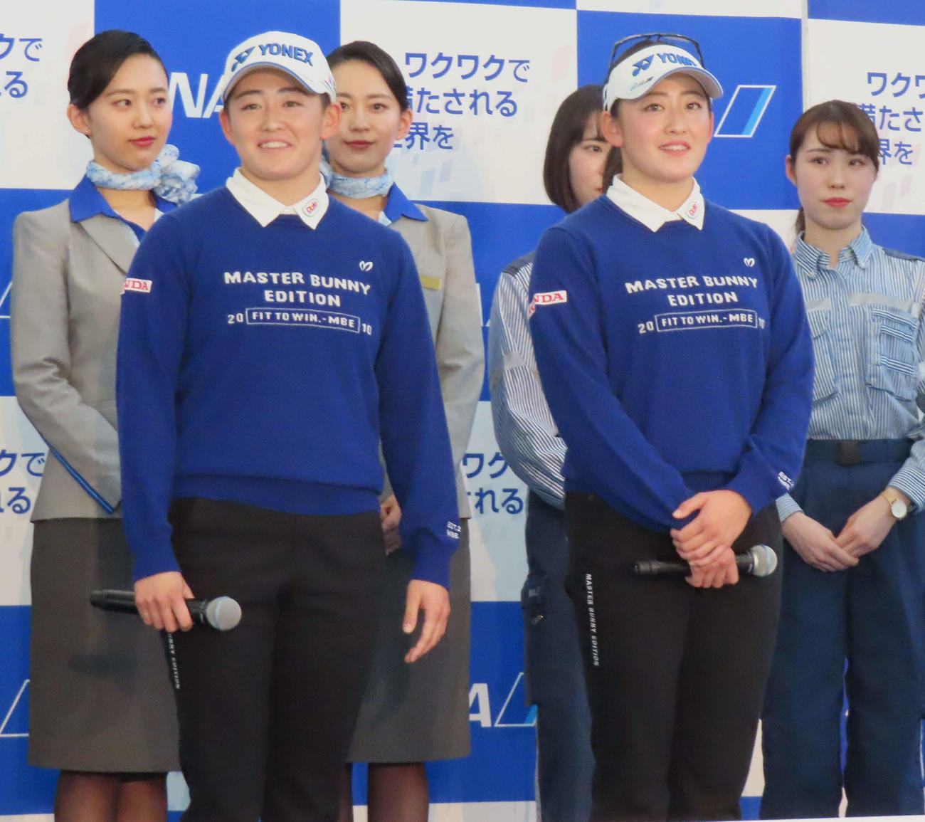 ANAカラーのウエアで登場した岩井明（左）と岩井千