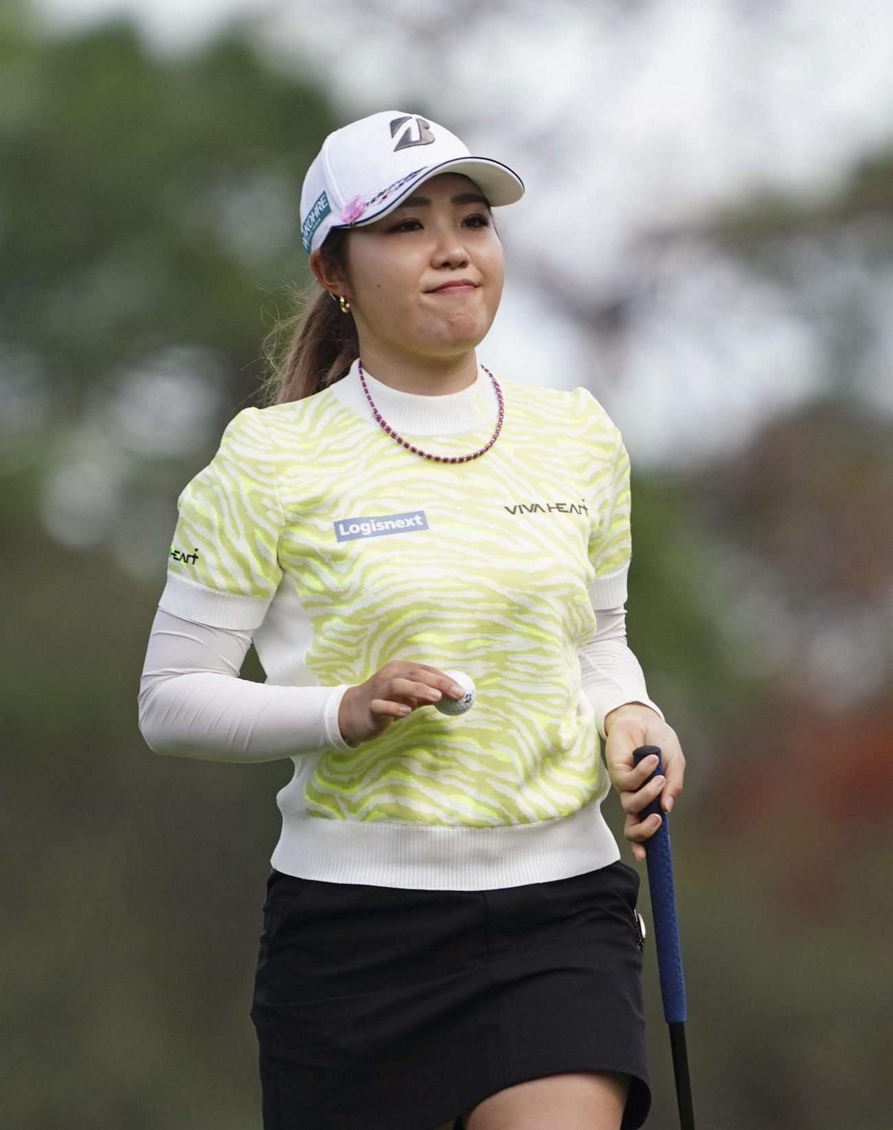 第2ラウンド、8番でパーパットを決め拍手に応える古江彩佳＝レークノナ・クラブ（共同）
