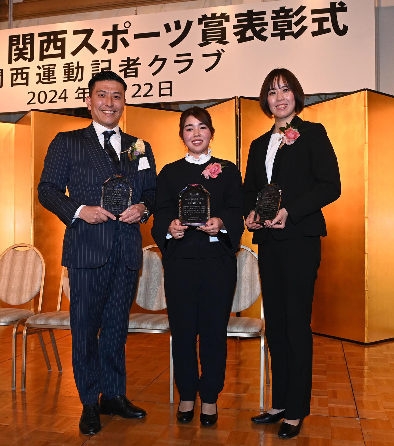 関西スポーツ賞の表彰を受け笑顔を見せる左から功労賞・寺内健さん、個人賞・山下美夢有、功労賞・乾友紀子さん（撮影・前岡正明）