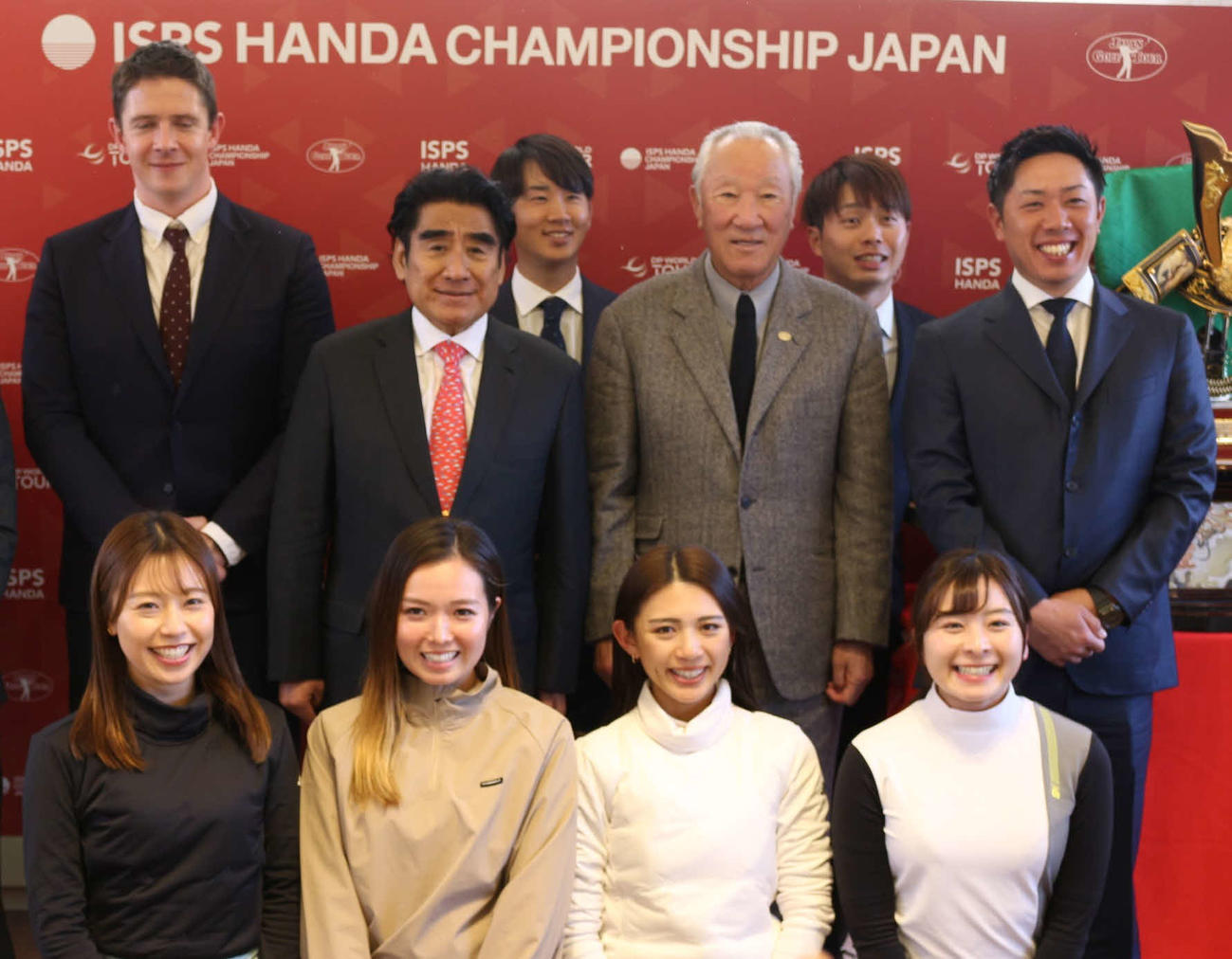 記者発表に出席したISPS半田会長（中列左）とJGTO青木会長（同中央）