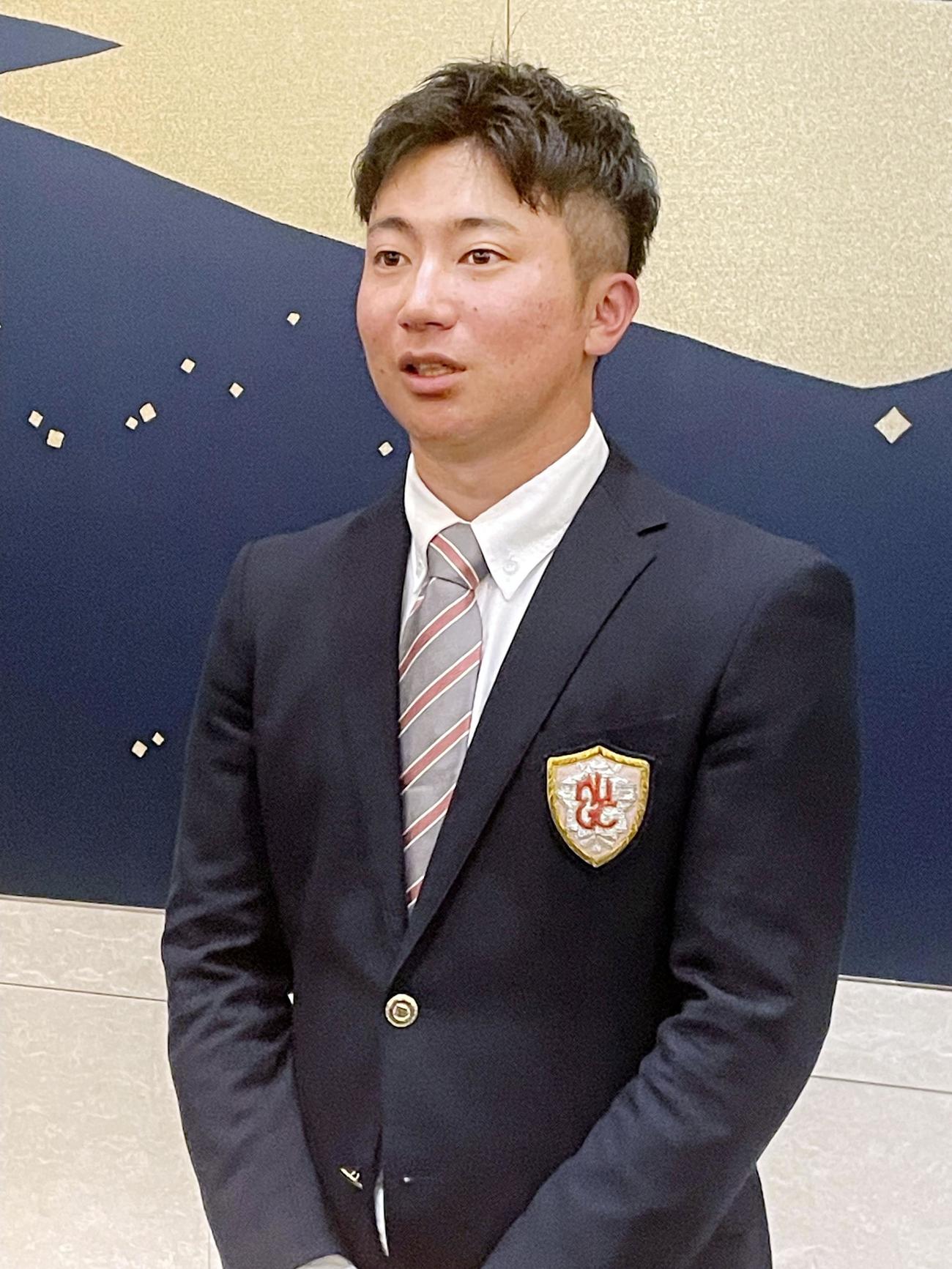 日大ゴルフ部の祝賀会で取材に応じる杉浦悠太（共同）