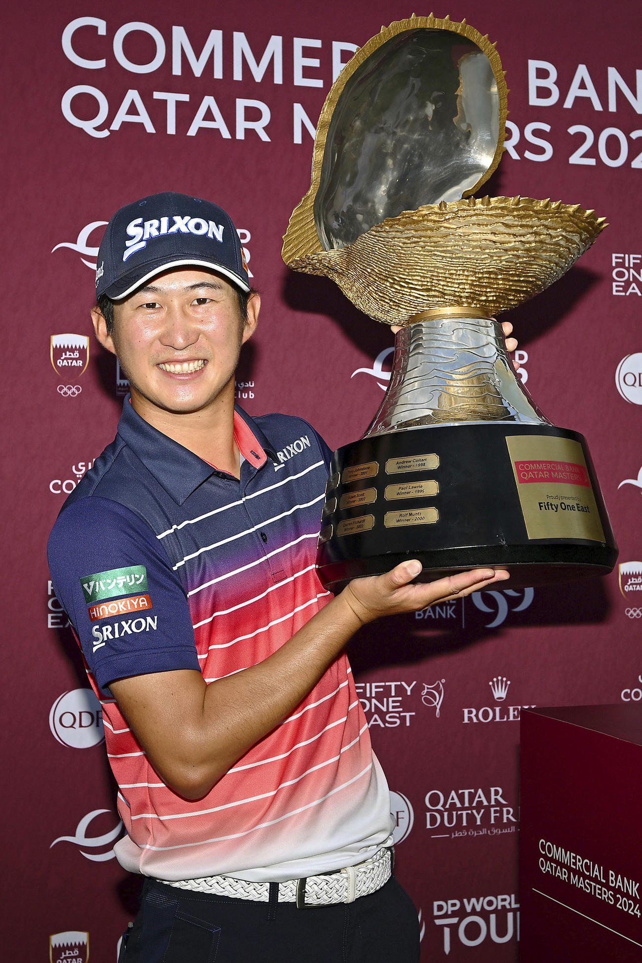 男子ゴルフの欧州ツアー、カタール・マスターズで優勝し、トロフィーを手に笑顔を見せる星野陸也（共同）