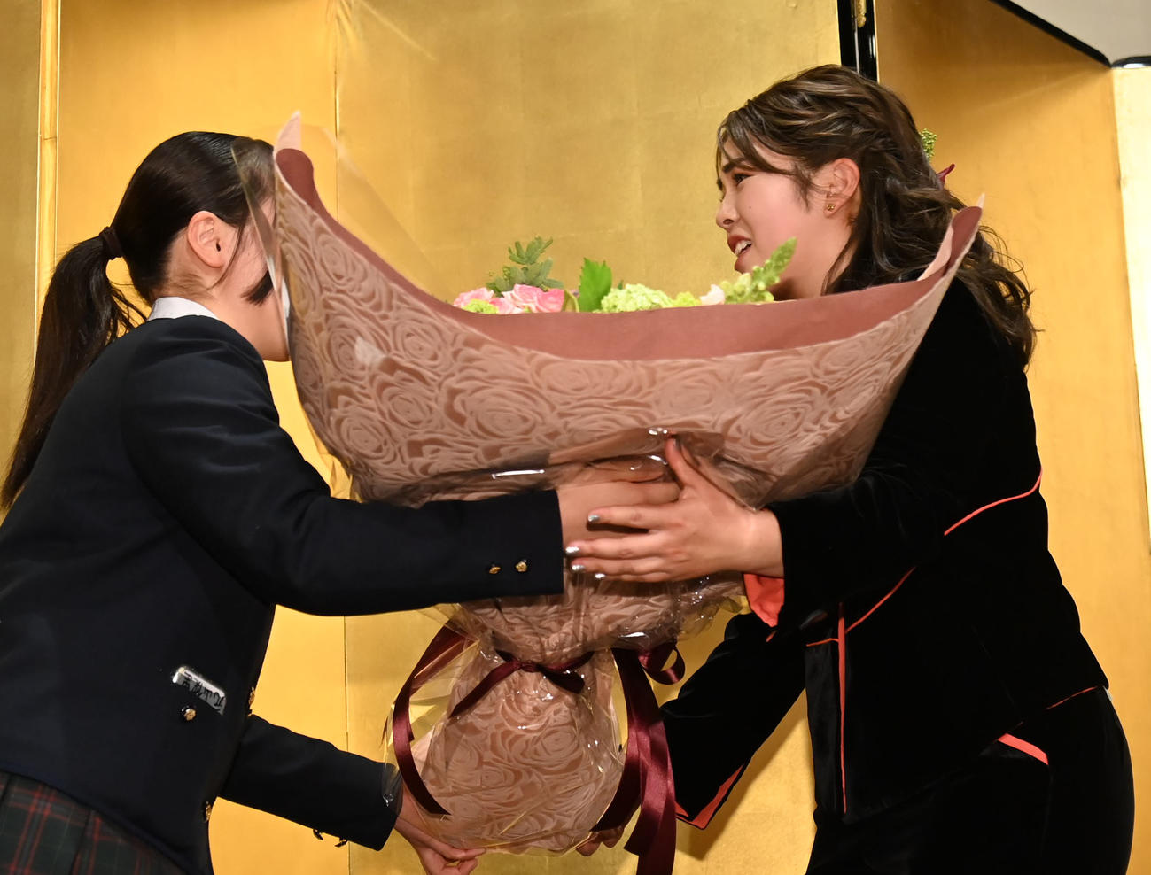 大阪桐蔭高等学校ゴルフ部の後輩から花束を贈呈される山下美夢有（右）（撮影・石井愛子）