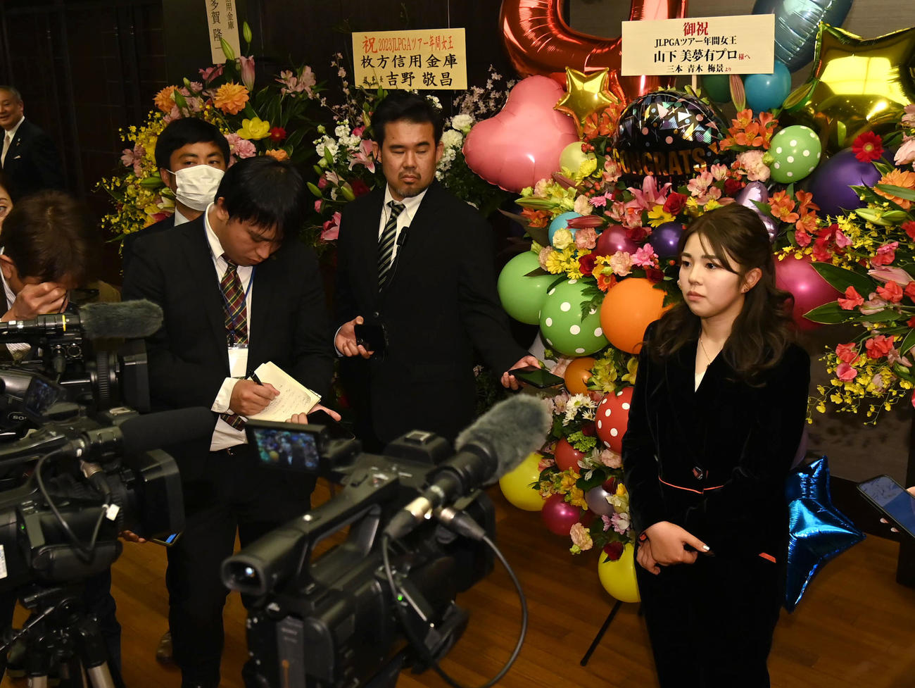 報道陣の質問に答える山下美夢有（撮影・石井愛子）