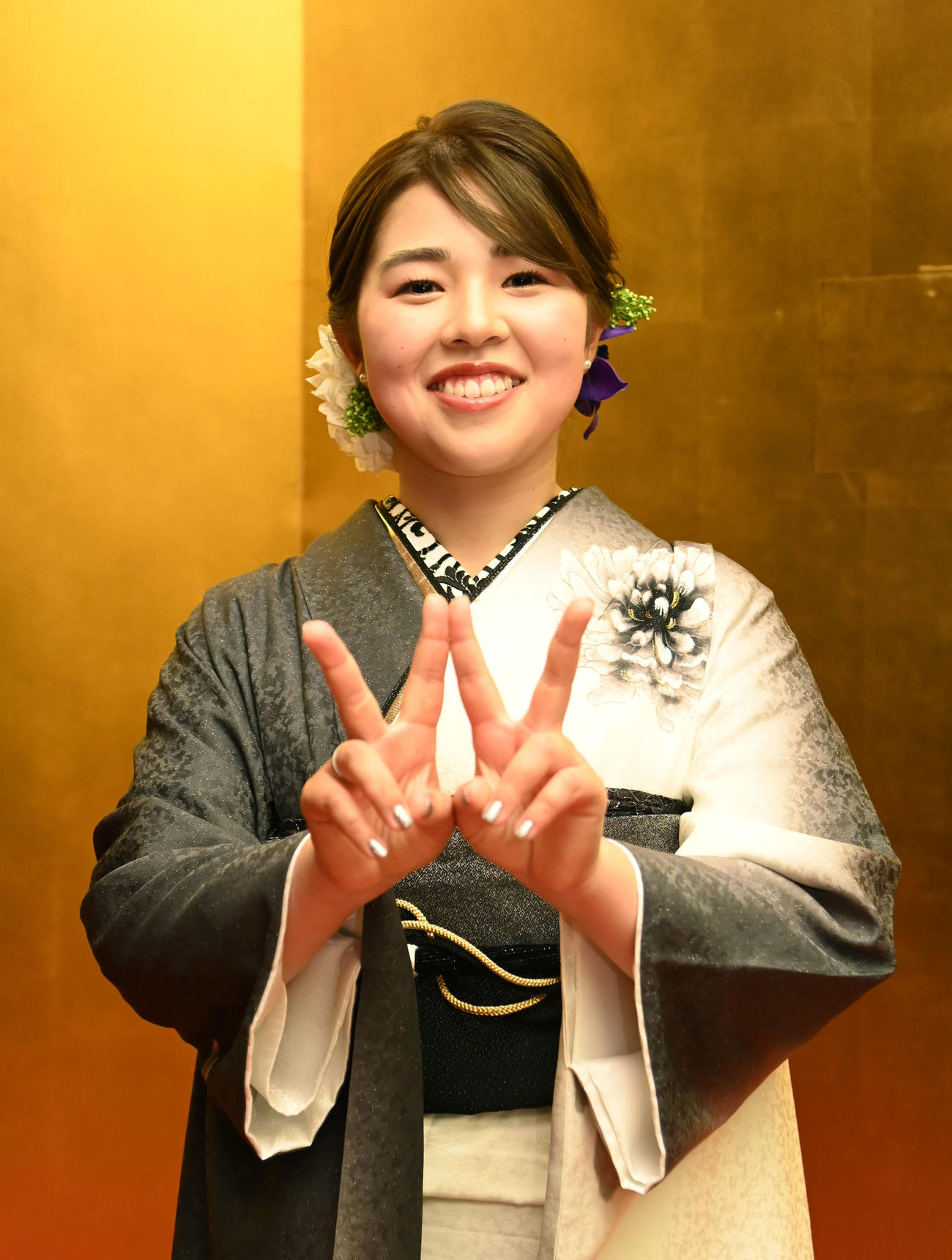 笑顔でダブルピースをする山下美夢有（撮影・石井愛子）