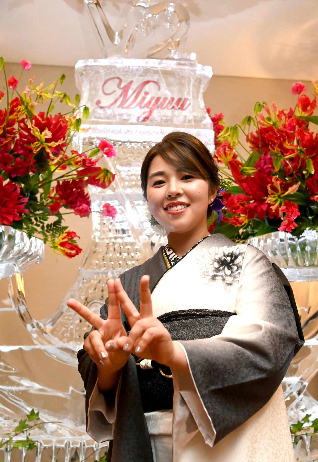 氷細工の前でダブルピースをする山下美夢有（撮影・石井愛子）