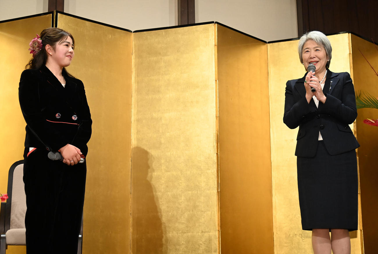 トークセッションをする（左から）山下美夢有、小田美岐（撮影・石井愛子）