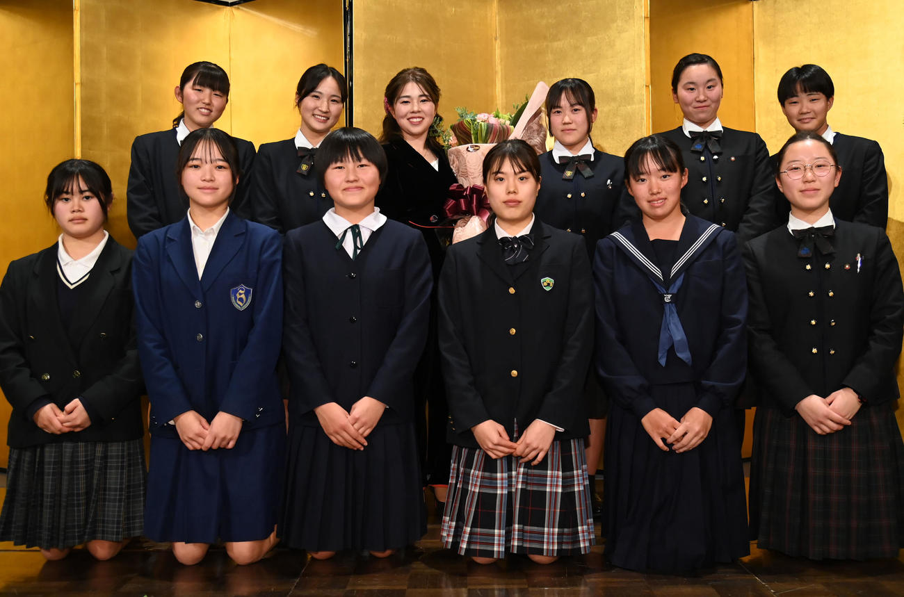 大阪桐蔭高等学校ゴルフ部の後輩と記念撮影をする山下美夢有（後列、左から3人目）（撮影・石井愛子）