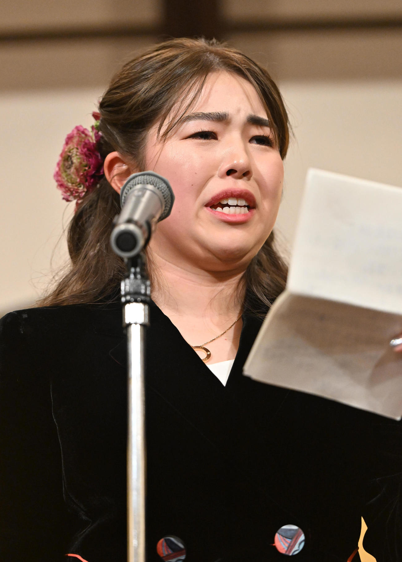 涙ぐみながら家族へ感謝の言葉を伝える山下美夢有（撮影・石井愛子）