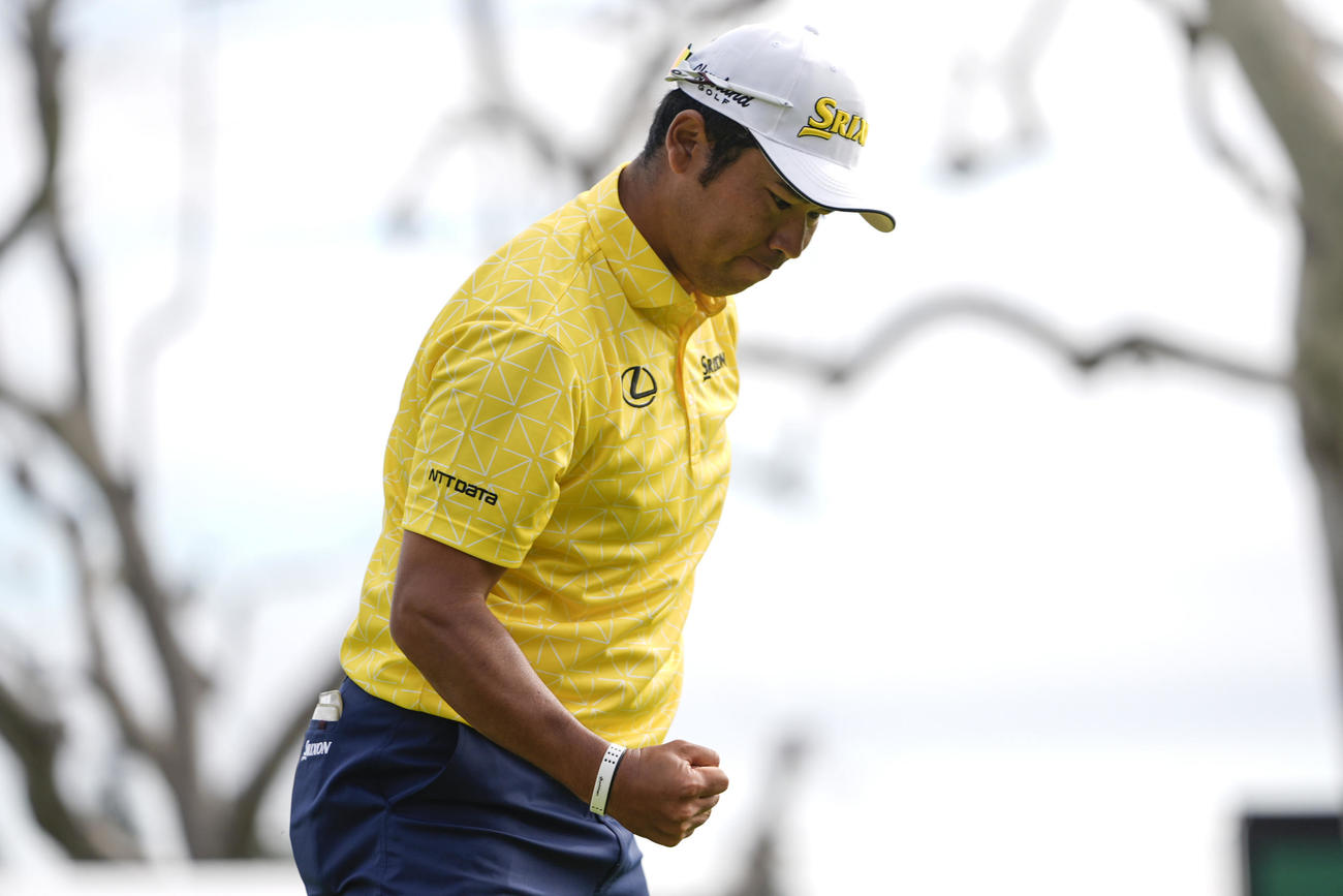 18番グリーンでガッツポーズする松山英樹（AP）