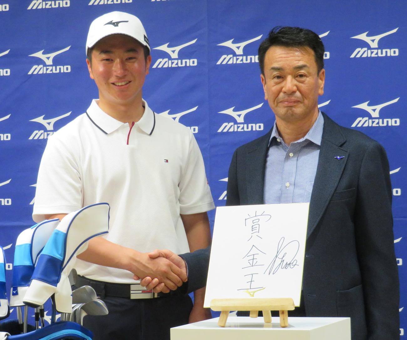 ミズノとブランドアンバサダー契約を結んだ杉浦悠太（左）と担当する伊藤クラフトマン