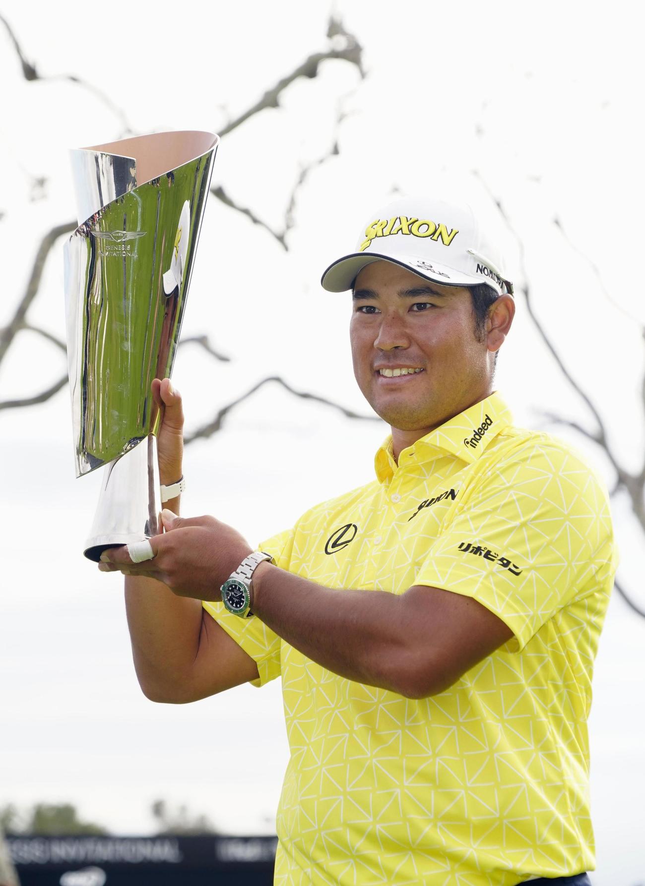 通算17アンダーで優勝し、トロフィーを掲げる松山英樹（共同）