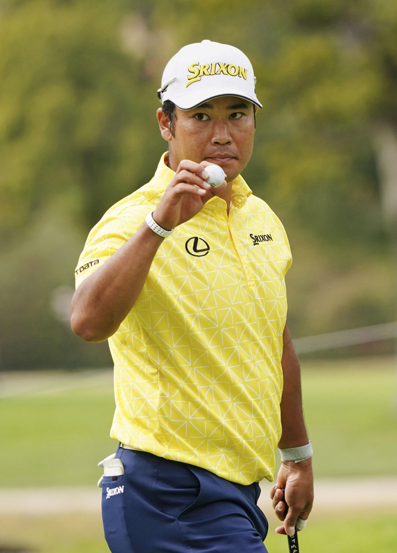 最終ラウンド、11番でバーディーパットを決め拍手に応える松山英樹。通算17アンダーで優勝（共同）