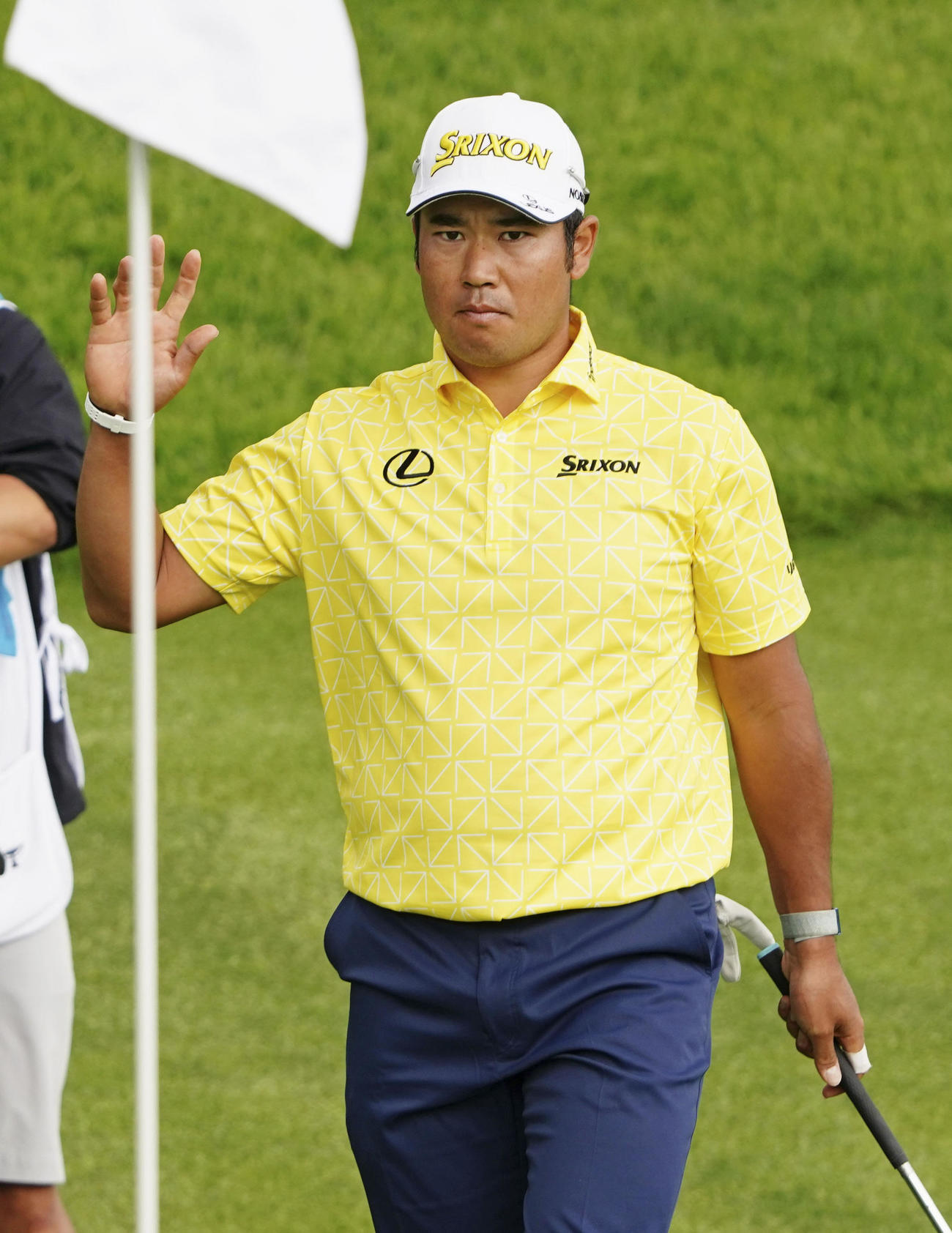 最終ラウンド、2番でバーディーを決め、拍手に応える松山英樹。通算17アンダーで優勝した（共同）