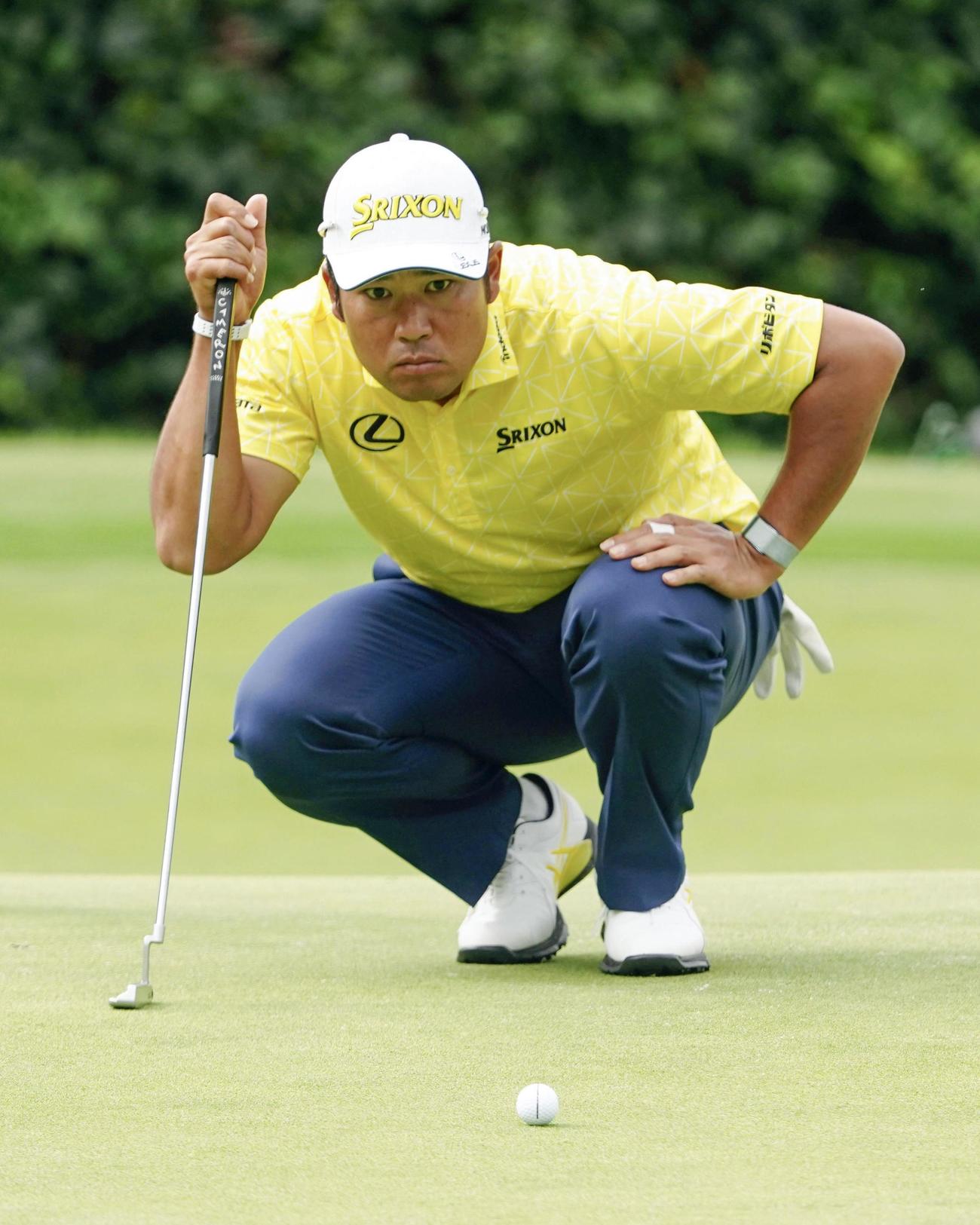 最終ラウンド、6番でラインを読む松山英樹。通算17アンダーで優勝した（共同）