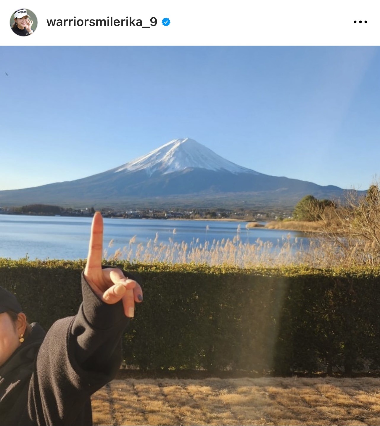 富士山をバックに人差し指を立てる原英莉花（原英莉花のインスタグラムから）