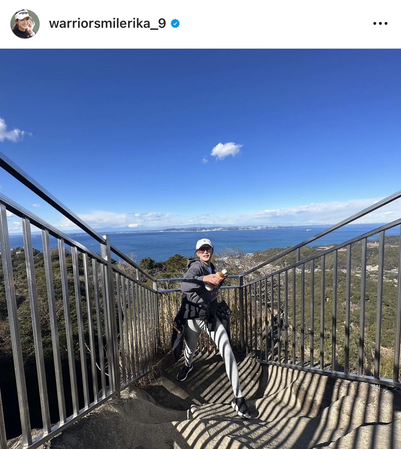 鮮やかな海をバックに段差を上る原英莉花（原英莉花のインスタグラムから）