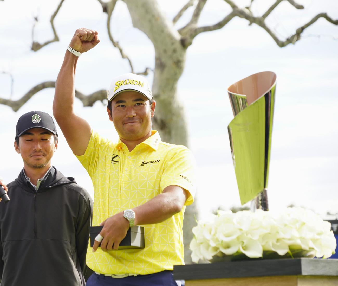 米男子ゴルフのジェネシス招待で優勝し、表彰式で笑顔を見せる松山英樹（共同）