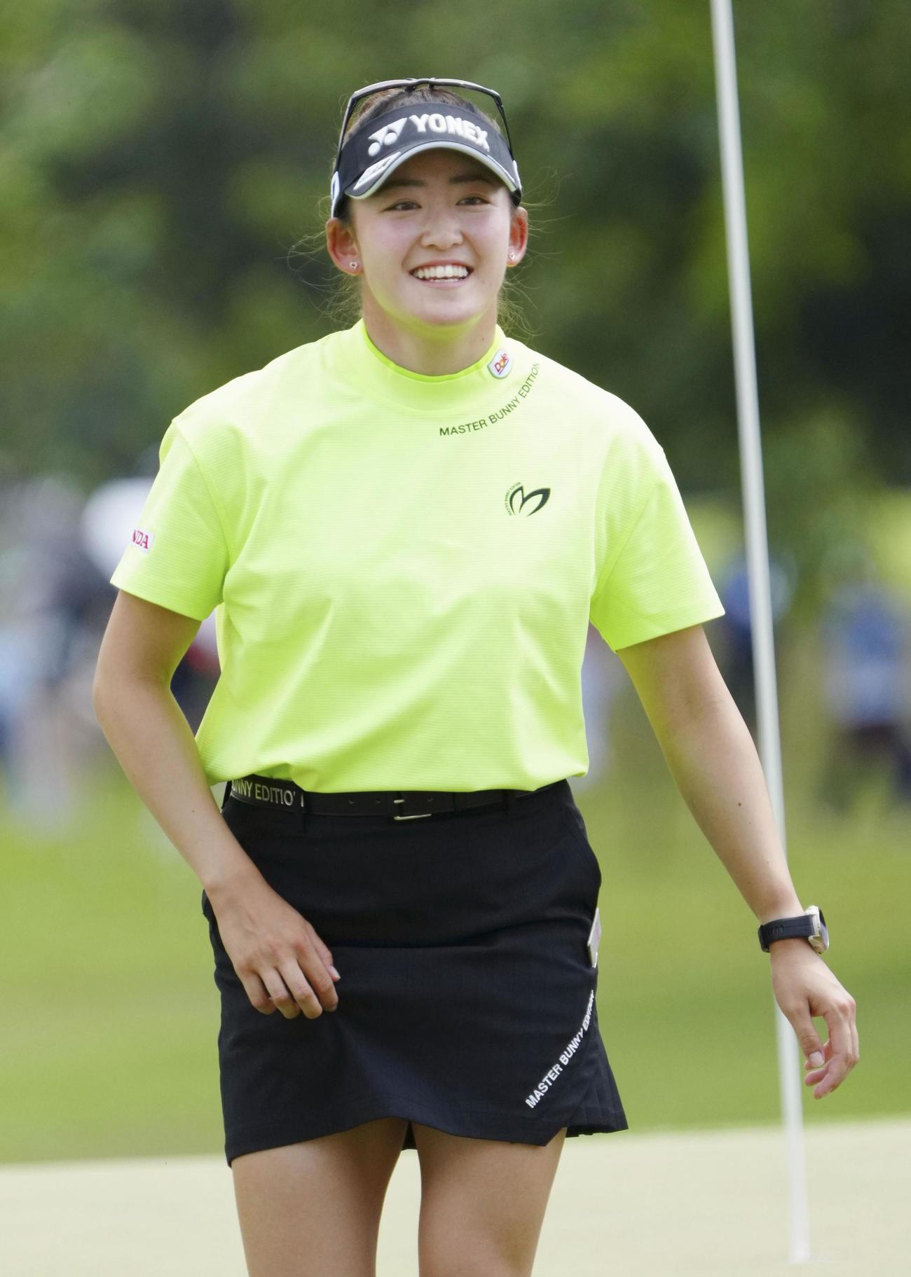 第2ラウンド、笑顔でホールアウトする岩井千怜。通算7アンダーで10位（共同）
