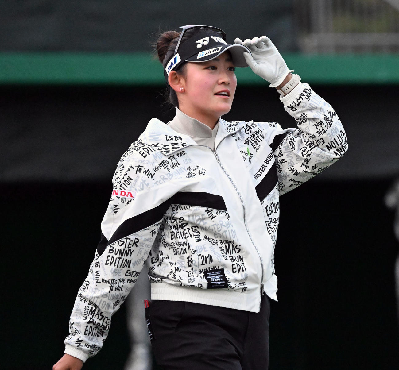 1番、ティーショットを放ちスタートする岩井千怜（撮影・前岡正明）