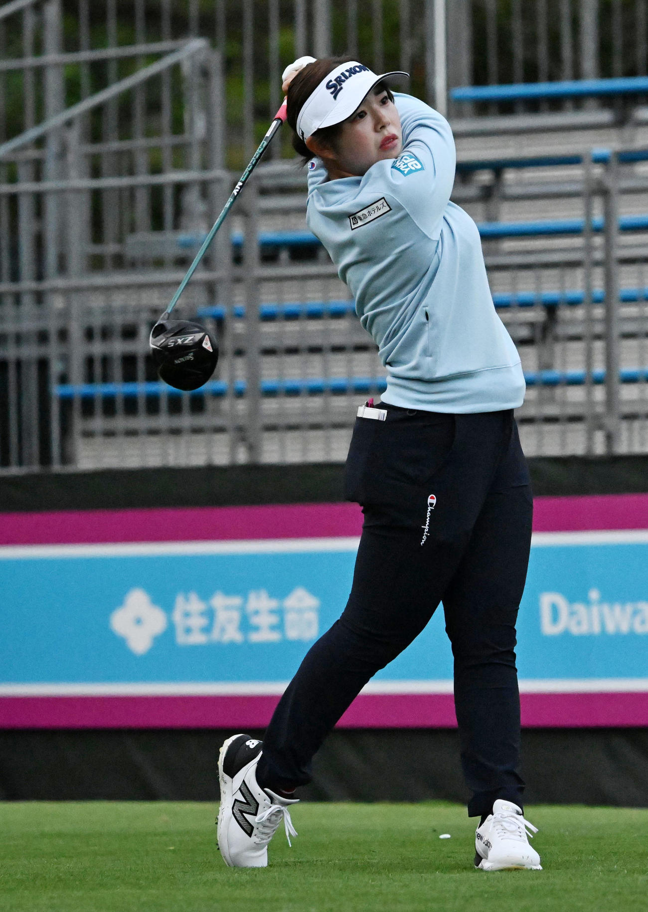 1番、ティーショットを放つ山下美夢有（撮影・前岡正明）
