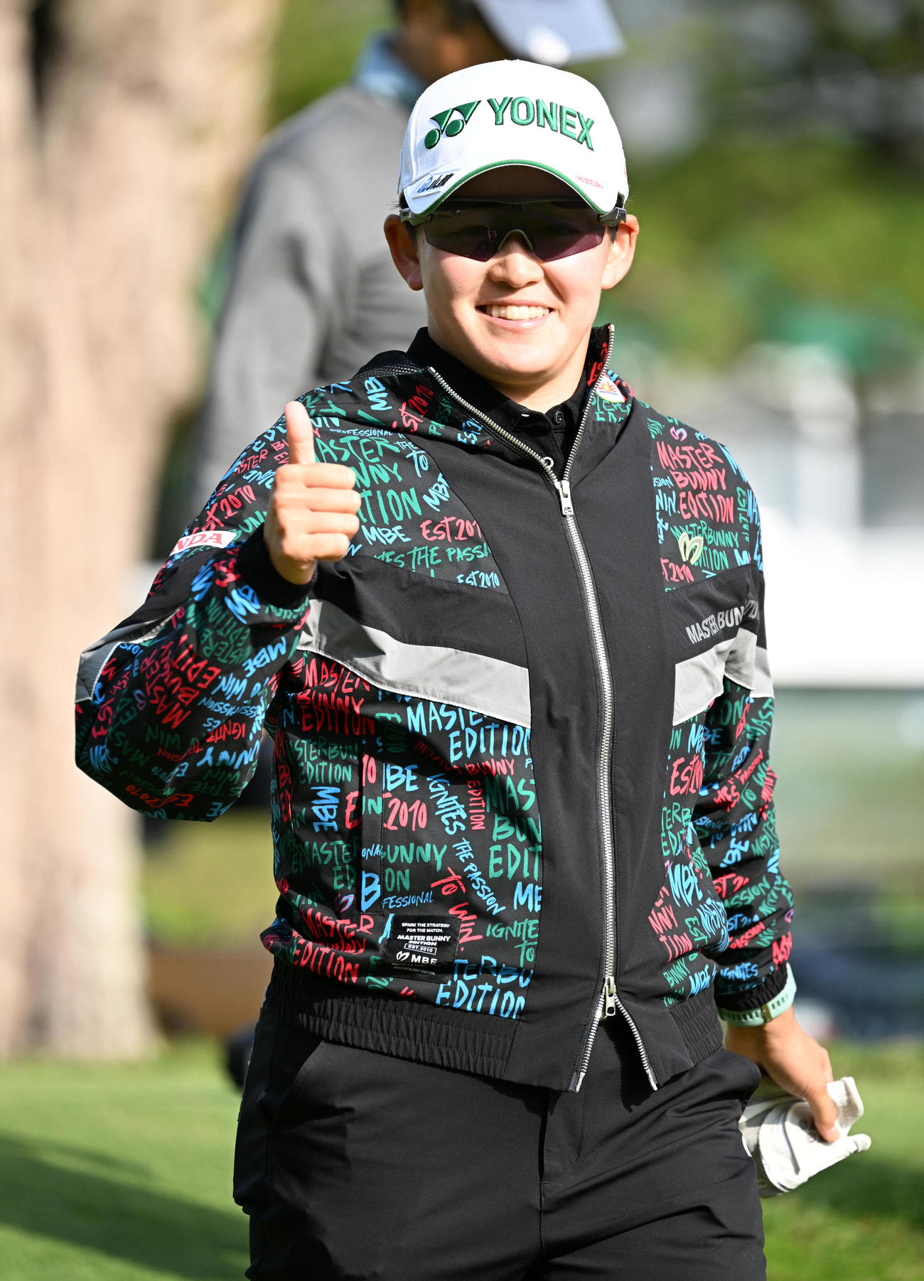 10番、サムアップポーズでスタートする岩井明愛（撮影・前岡正明）