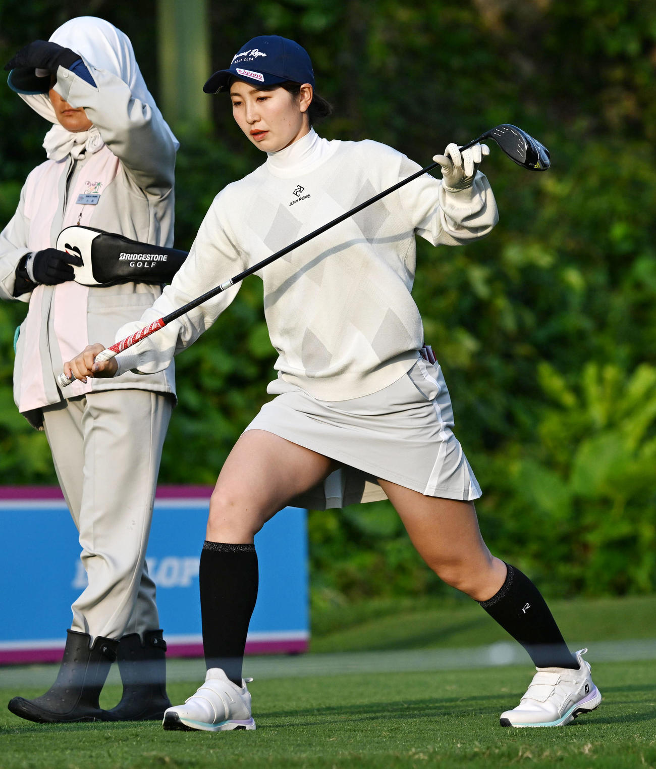 10番、スタート前にストレッチを行う蛭田みな美（撮影・前岡正明）