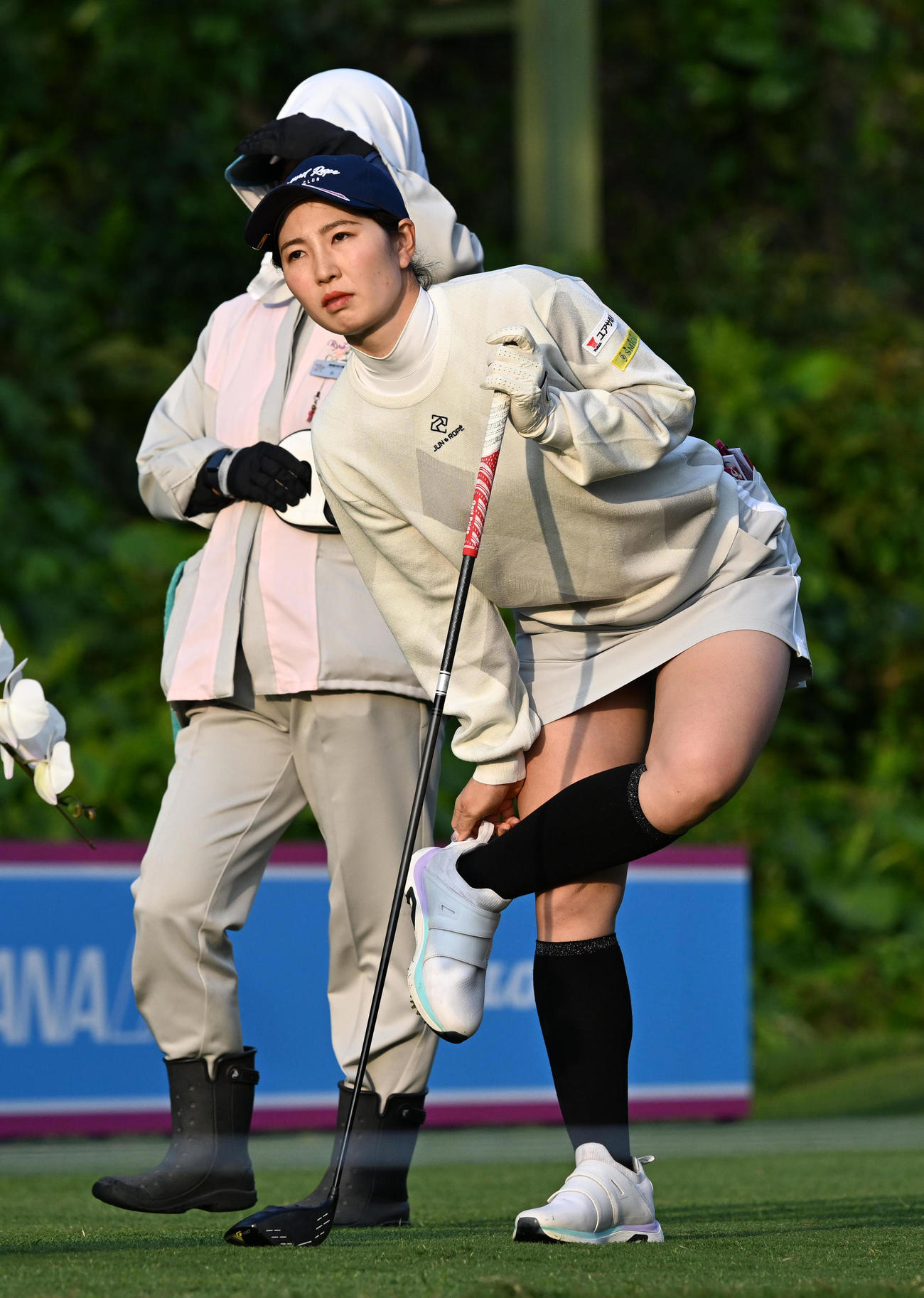 10番、スタート前にストレッチを行う蛭田みな美（撮影・前岡正明）