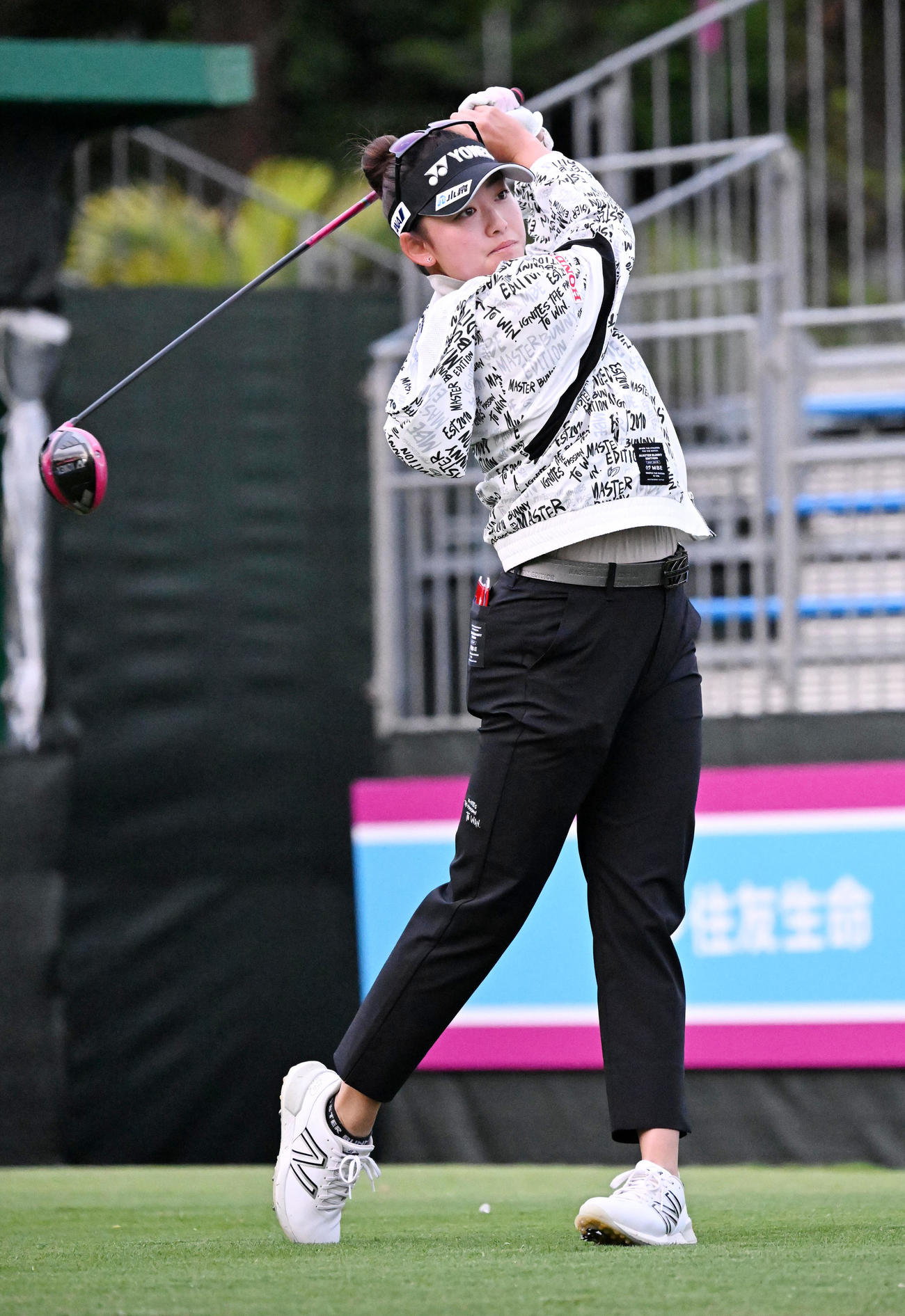 1番、ティーショットを放つ岩井千怜（撮影・前岡正明）
