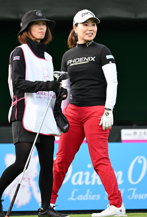 笑顔を見せる比嘉真美子（撮影・前岡正明）