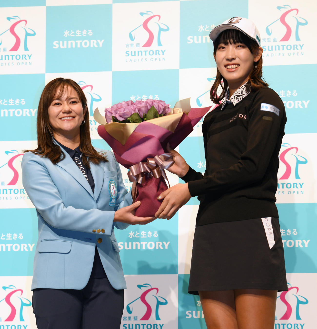 サントリーホールディングスと所属契約した馬場咲希（右）は宮里藍氏と記念撮影に納まる（撮影・柴田隆二）