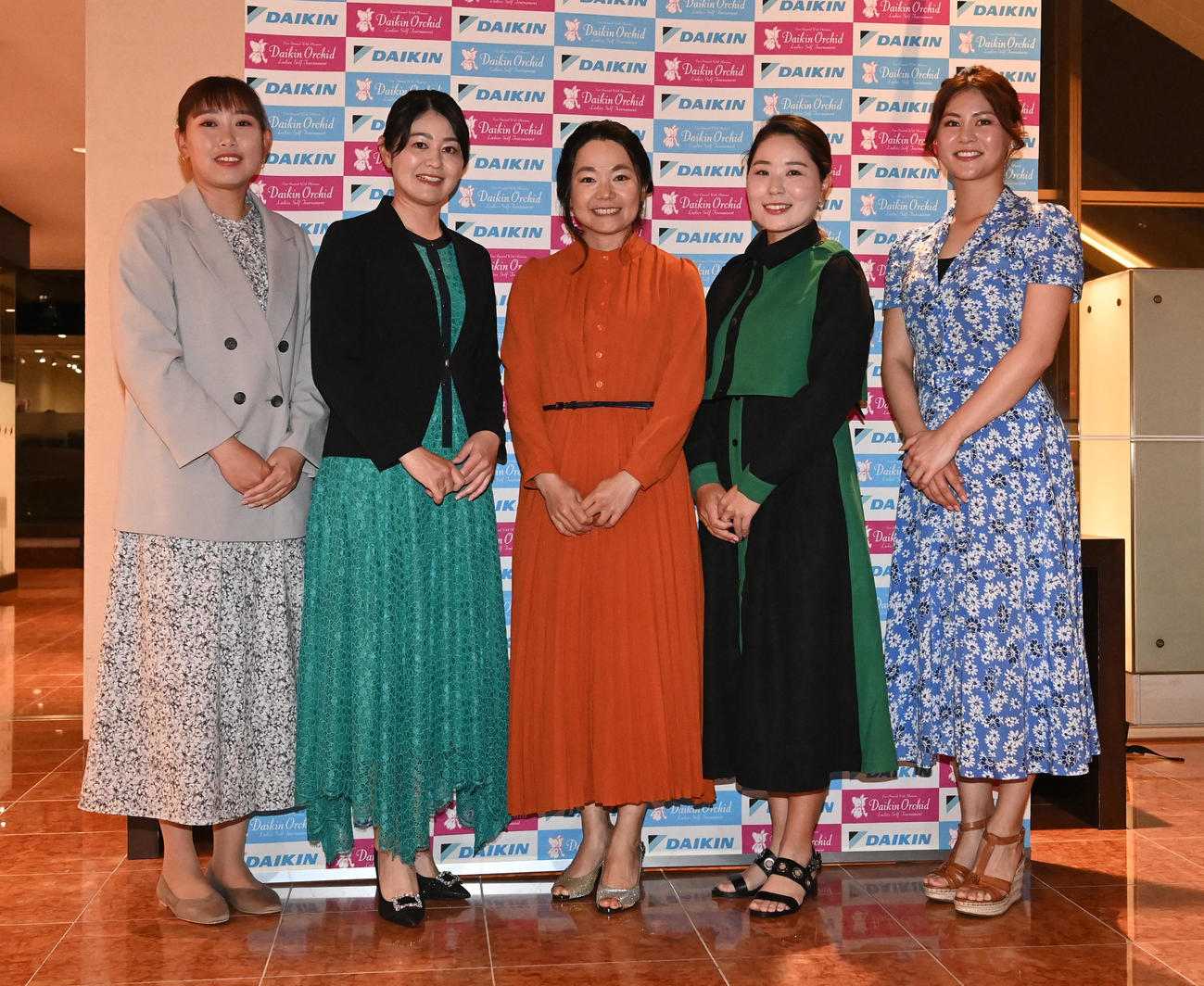 ダイキン・オーキッド・レディース前夜祭に出席した左から荒川怜郁、諸見里しのぶ、上原彩子、比嘉真美子、新垣比菜（撮影・前岡正明）